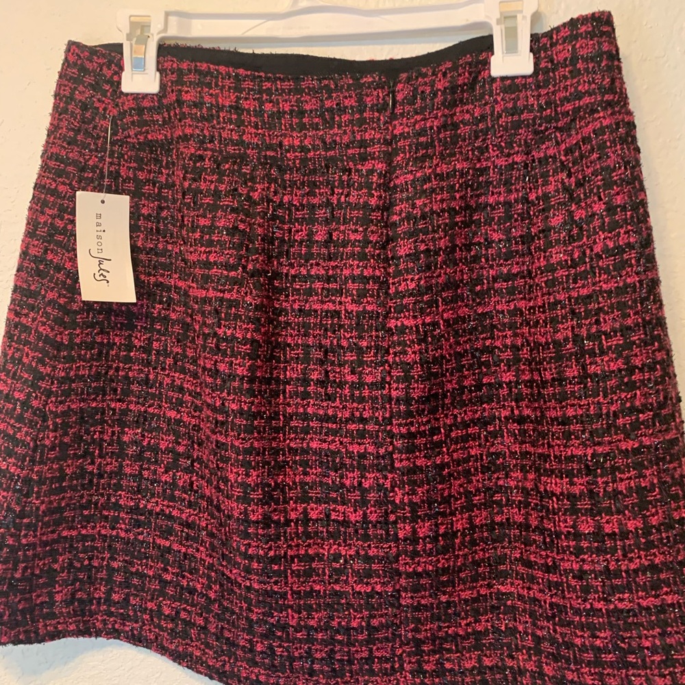 Tweed lined skirt. So cute…